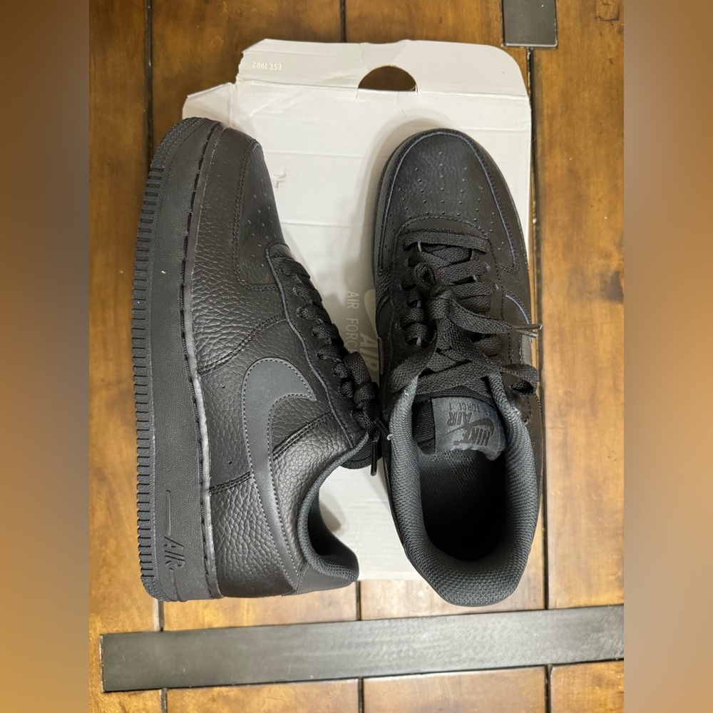 Nike Air Force 1. Size 7.5 (Men) 9 (Women) New